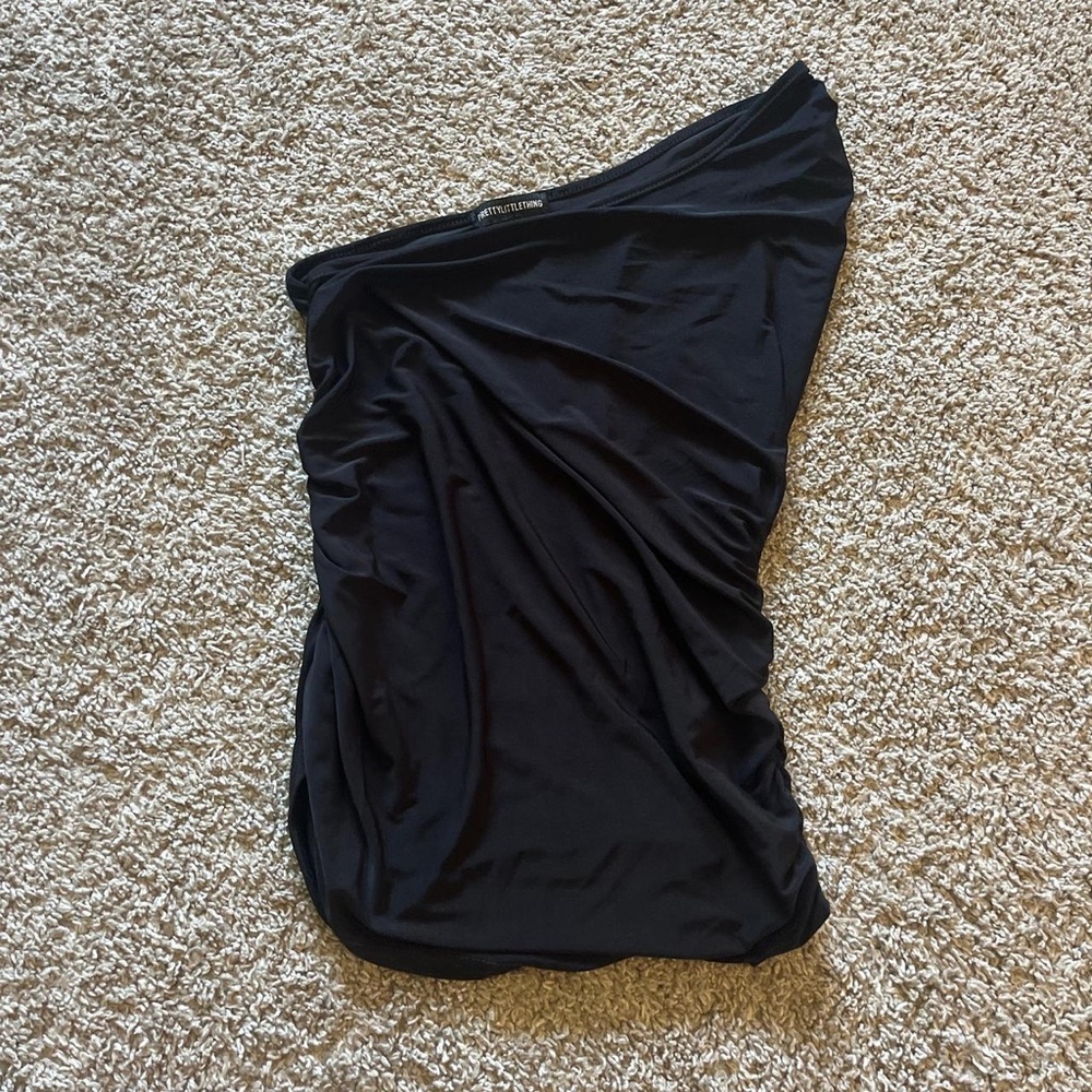 PrettyLittleThing Black One-Shoulder Crop Top